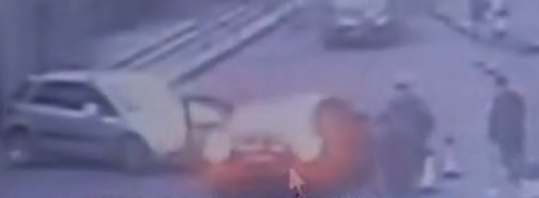 飞身跳上无人驾驶车，救下5岁小孩.png